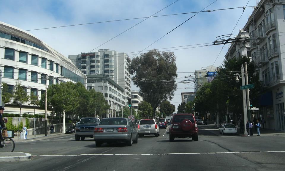 Van Ness BRT Experience Today 3 traffic lanes each direction 2 Muni transit routes / 8 Golden Gate