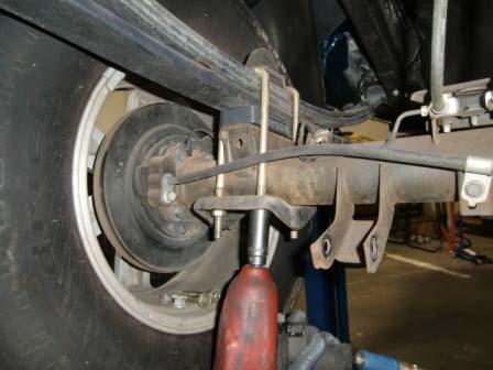 Support the rear axle, then remove the u-bolts and