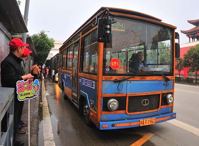3. innovative solutions Chengdu Community bus Route form:circular route Route Length:within 5km fare:free Vehicle type:6-meter minibus Function: ferry the residents to the