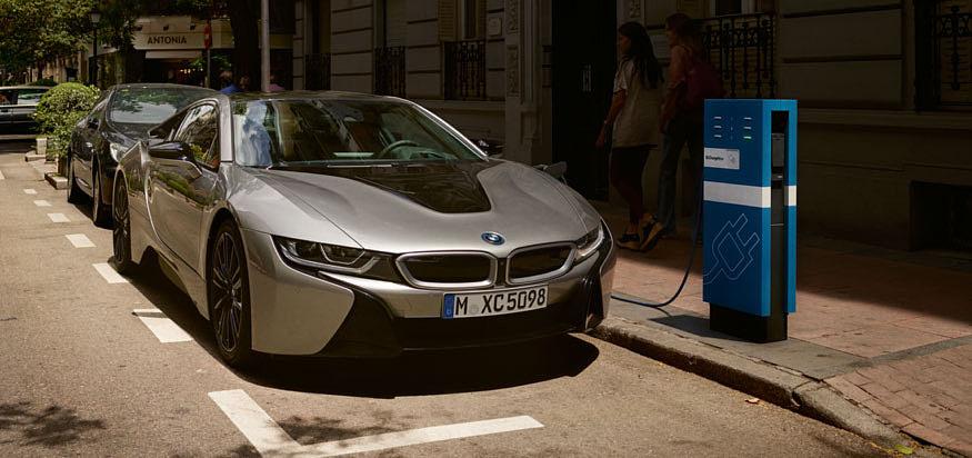 LOADING COMFORT AND MOBILITY SERVICES. INNOVATION AND TECHNOLOGY. 26 27 BMW i 360 ELECTRIC: CHARGING COMFORT AND MOBILITY SERVICES IN THE BMW i8 ROADSTER AND THE BMW i8 COUPÉ.