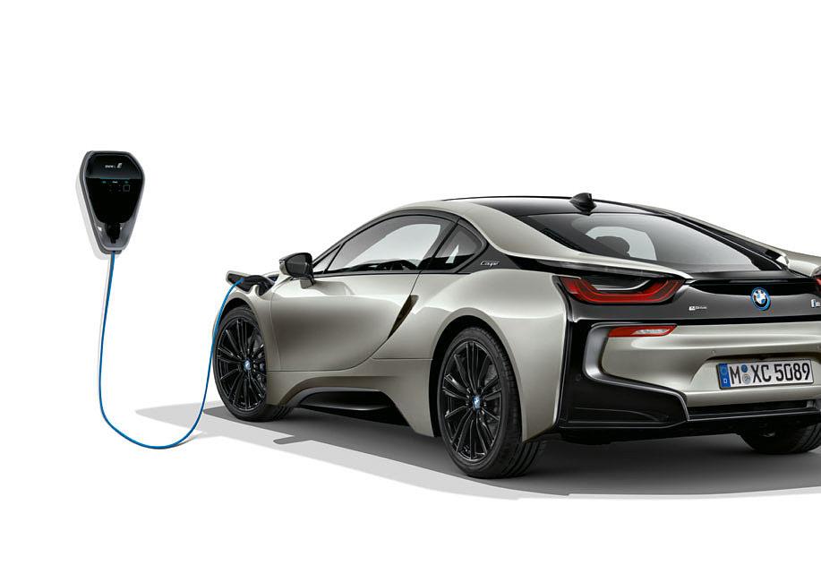 NOW MOBILITY SERVICES: Three innovative mobility services are available for the BMW i8 Roadster and the BMW i8 Coupé: ChargeNow, the world s largest network of public charging stations, the digital