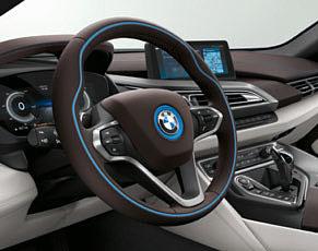 /Instrument panel in Natural leather Exclusive Black and Natural leather Exclusive Amido with Gold brown 3 accent stitching Door sill finishers in Amido metallic with i8 designation Door and side