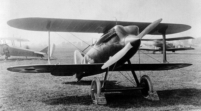 R-6 Curtiss span: 19', 5.79 m length: 18'11", 5.77 m engines: 1 Curtiss D-12 max.