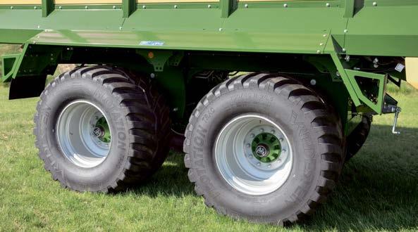 The tie rod makes headland turns easier, protects the sward and reduces tyre wear.