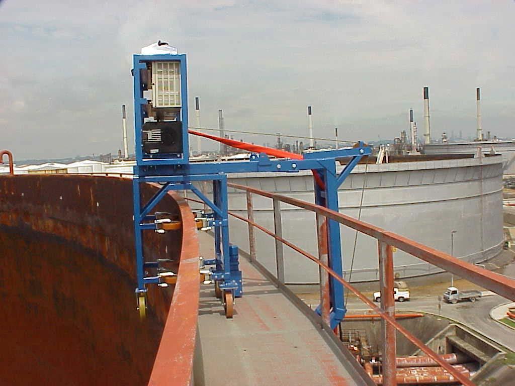 BLASTRAC EBE Rigging System Floating Roof RIGGING SYSTEM FOR PROCESSING VERTICAL STEEL STORAGE TANK SURFACES The BLASTRAC EBE Floating Roof rigging systems are especially developed for the BLASTRAC