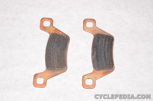 Discard the brake pads if the linings are below 1 mm or 0.039 in thick.