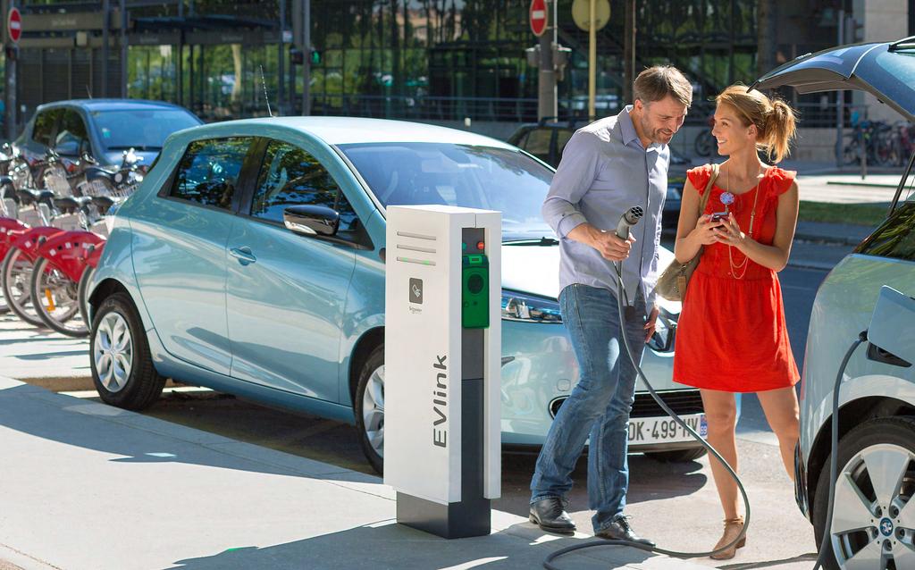 The new, improved EVlink Parking charging solutions for electric vehicles (EVs) answer the needs of drivers and city-services managers