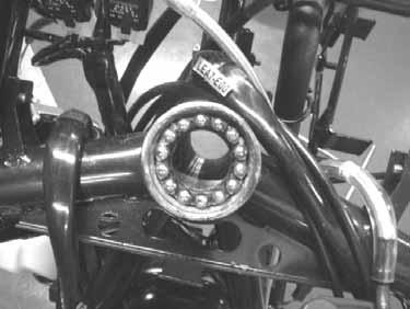 15.HANDLEBAR/FRONT WHEEL/FRONT BRAKE/ FRONT SHOCK ABSORBER/STEERING STEM Downtown 125i INSTALLATION Install the new bottom cone race onto the