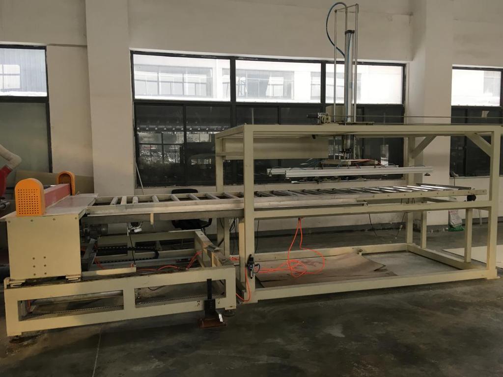 Cutting way Speed reducer Cutter motor Cutting blade diameter Through move way Meter device, Meter counter Electric cross cutter Y2-80M2-6 2 motors, SIMEMS 400mm Up and down 8.