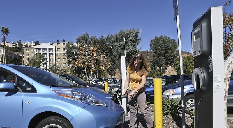 PRO/CON: Should the government pay people to buy electric cars? By McClatchy-Tribune, adapted by Newsela staff Jan.