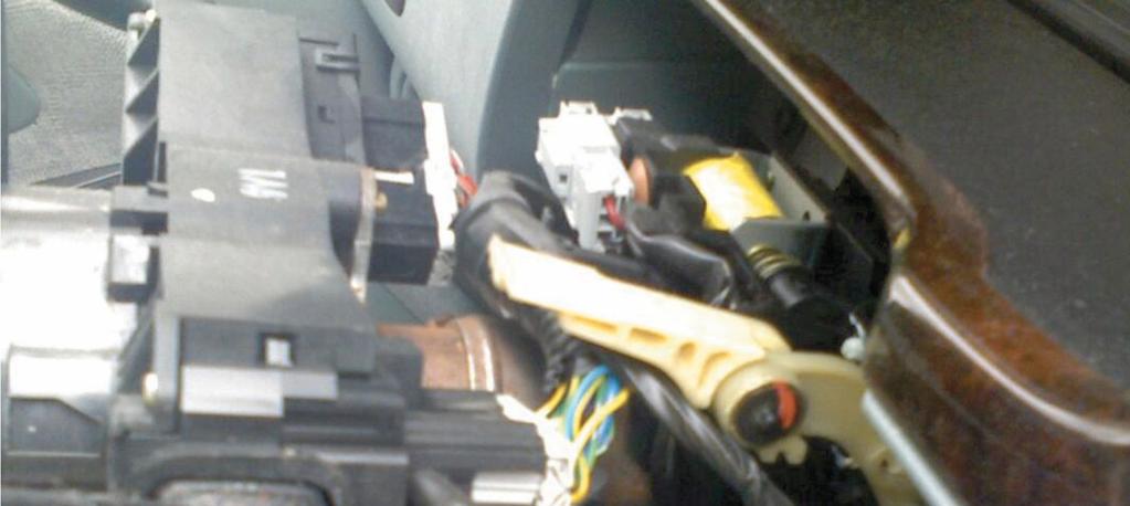 Location 2: Transponder Plug Make these connections at the Transponder Plug. Note that the Security Light wire (Pin 5) must be cut resulting in a vehicle side and a plug side.