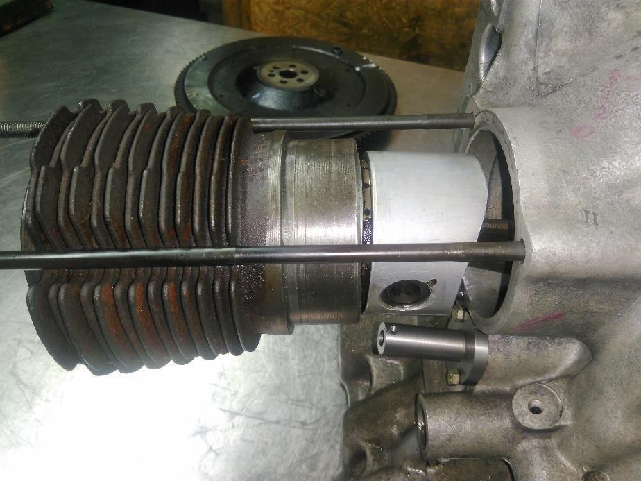 Step 2: Mount the camshaft and crankshaft in the right half of an old 2CV