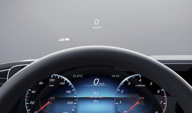 even in difficult situations. For inexperienced drivers of car/trailer combinations in particular, the assisted steering is a genuine help. Head-up display.