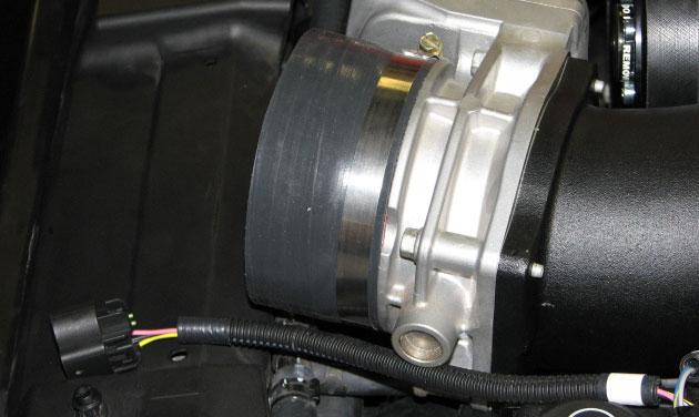 Install the silicone inlet tube to the throttle body and secure it with a supplied worm