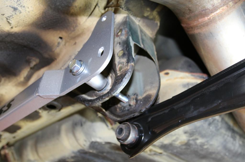 as shown. (a) Remove the lower control arm bolt. (a) 4.