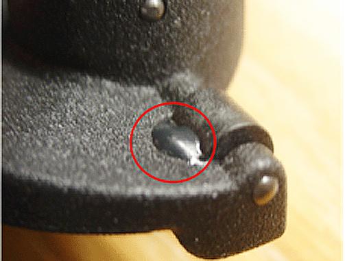 Important: Before proceeding with the lubrication, inspect the roller area for any excessive glue (as shown in the graphic above). If found, remove the excess glue with a sharp knife.