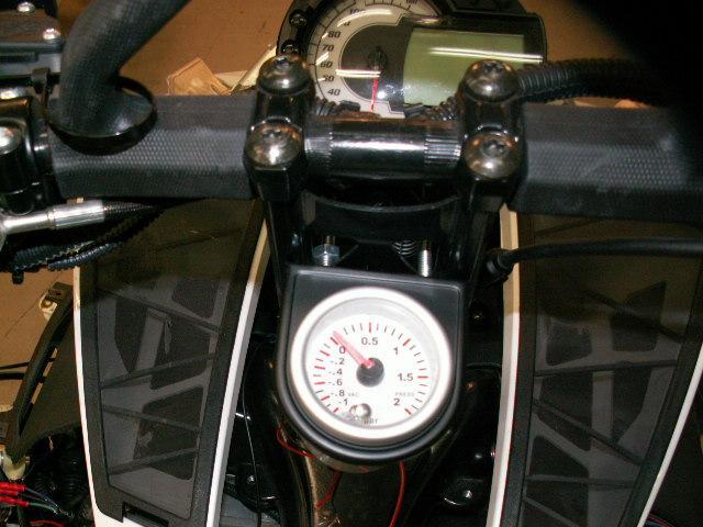 Install the pressure gauge in a suitable position, for instance like the