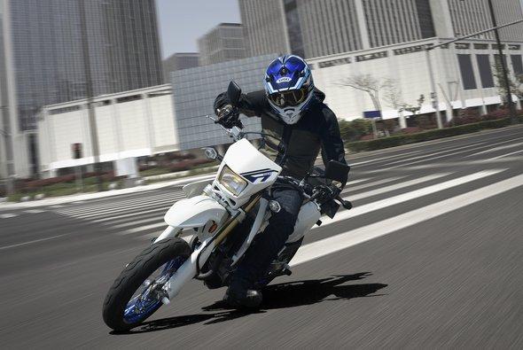 SOLID SPECIAL WHITE / BLUE DR-Z400SM The 2019 Suzuki DR-Z400SM is a street legal bike for serious