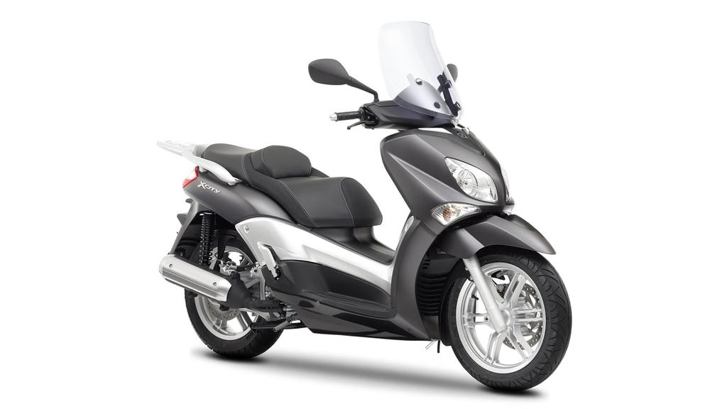 manoeuvrability you'd expect from a scooter. That makes the smart, agile and economical X-City 250 ideal for a busy urban lifestyle.