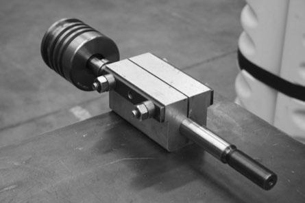 1 Using the Arrow piston rod clamp tool (VRC29494), insert the 4.0 x 2.