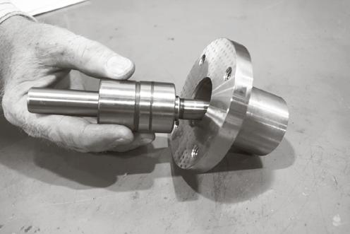 Assemble the lube oil pump integral bearing shaft (VRC28581) into the cylinder lube pump mounting flange (VRC28560). 2.