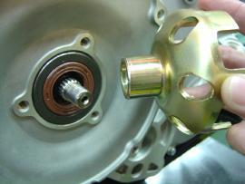 Tighten the starter cup nut by using a suitable bar. Starter cup nut: 35 N.