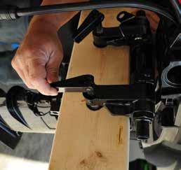 6 Clamping the Outboard Motor 1. Tighten the transom clamp screw evenly and securely.