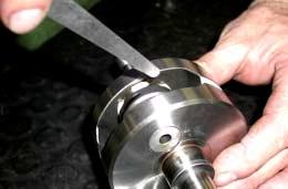 OPEN THE TOOL, PUT IT IN HORIZONTAL POSITION AND EXTRACT CRANKSHAFT. 15. CHECK THE AXIAL PLAY OF THE CON-ROD (see Fig.