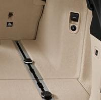 With a touch of the car key, the rear window can be opened up separately to put in or take out luggage.