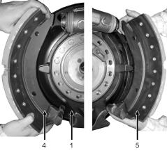 Check the release springs for damages from corrosion or over-tensioning and replace damaged release springs. Remove both brake shoes (4, 5) from the brake.