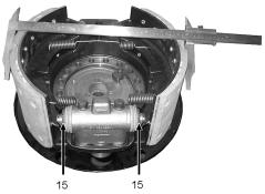 Set the brake shoes to the diameter of the brake drum by turning the adjuster bolt (15) evenly out or in.