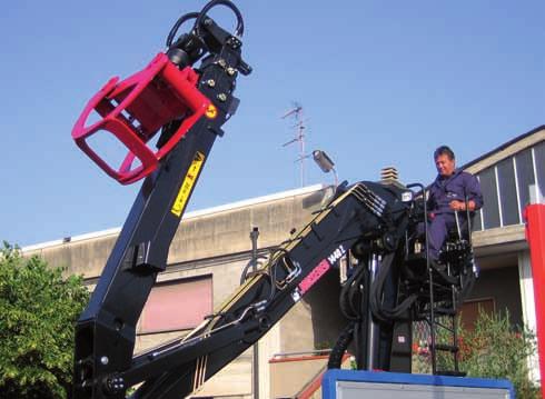 Its hydraulic hoses are installed inside the booms, further increasing the reliability of this durable crane.