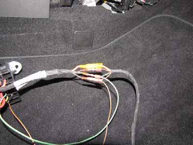 Connect wiring harness of passenger compartment fuse holder to wiring harness of engine compartment fuse holder according to the wiring diagram in colour Green/white (gn/sw) wire for IPCU/86 4 Brown