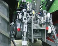 Optional: first-rate front power lift The optional front power lift on the 700 Vario is an integral part of the tractor design and has been well-thought out in every last detail.