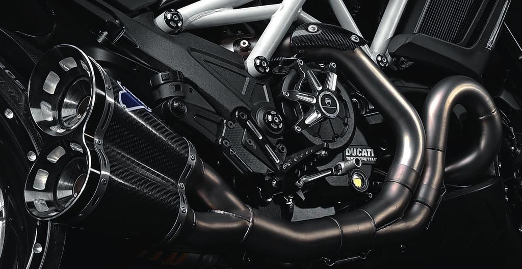 1 1 - Complete exhaust system with carbon silencers The assembly ends with a silencer in carbon fibre, the ultralight high-tech material that has, more than any other, revolutionised the motorcycling