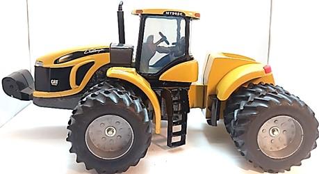#153 $ Universal Hobbies 1/32 Claas Celtis 446 tractor w/ MFD, weights & Beacon.