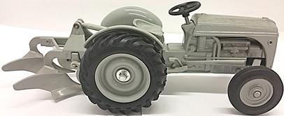 #184 $ SpecCast 1/16 Kinze 640 Big Blue tractor with Twin Detroit V-8