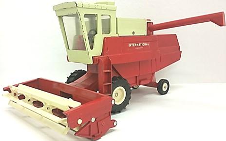 #52 $ Ertl 1/16 International Hydrostatic (815 or 915) combine from the early 1970 s.