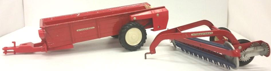 Details include a rooftop A/C & Cab glass. #53 $ Ertl 1/16 International farm toys from the 1970 s.