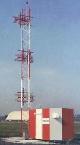22 8 pav. Krypties radijo švyturio antena Antenų veikimo principas- iš dviejų elementų sudaryta sistema suformuojama nešėjo ir šoninės juostos antenos (CSB) pagalba.
