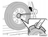 Blocking the wheel TS40027 TS40022 TS40005 To remove the spare tire on the back door: 1. Aluminum wheel only Remove the wheel ornament. 2.