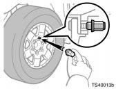 Reinstalling wheel nuts Lowering your vehicle TS40013b CAUTION Never use oil or grease on the bolts or nuts. Doing so may lead to overtightening the nuts and damaging the bolts.