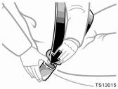 TS13015 To release the belt, press the buckle release button and allow the belt to retract. If the belt does not retract smoothly, pull it out and check for kinks or twists.