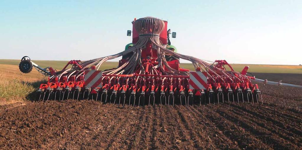The three-part design ensures perfect ground tracking over a maximum working width The folding disc harrow frames, packer and