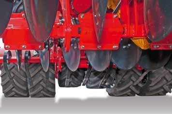 The telescopic drawbar is also available with a tractor drawbar or hammerstrap coupling. Practical hose holders All hoses and cables are routed tidily in a loom to the tractor.