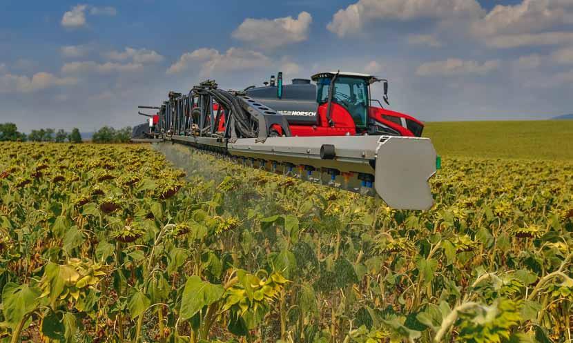 106 Leeb PT 330 / 350 Combines maximum productivity and precise plant protection also in higher crops The PT 330 has a 6-cylinder engine with 326 hp and water cooling.