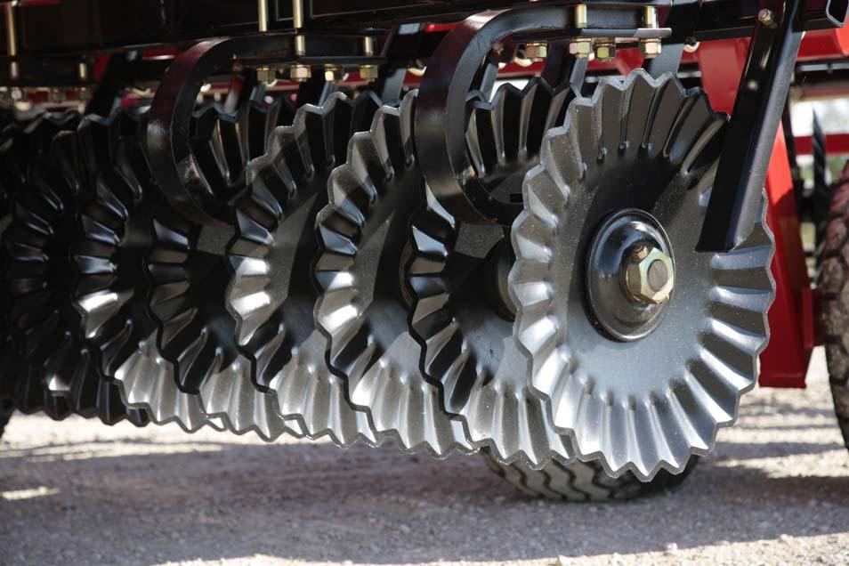 The Sunflower Saber has excellent clod-crushing capabilities at normal working speeds and yields excellent performance in soft soils.