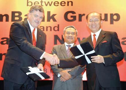Dari kiri: Encik T C Kok (Pengarah Urusan, AmInvestment Bank Berhad), YBhg Dato Krishnan Tan (Pengarah, Lekas) dan Encik Chris Lee (Pengarah, Malaysian Trustees Berhad).