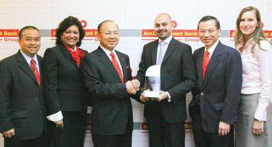 Dari kiri: Encik Mohd Effendi Abdullah (Pengarah, Pasaran Islam & Sektor Awam, AmInvestment Bank), Puan Pushpa Rajadurai (Pengarah Eksekutif, AmInvestment Bank), YBhg Tan Sri Dato Azman Hashim