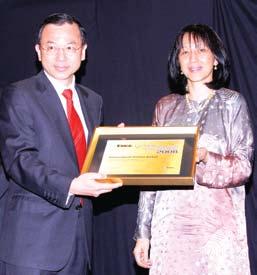 Puan Tan Keng Lin (Pengarah, Perkhidmatan Nasihat Korporat, Kewangan Korporat, AmInvestment Bank) (kiri) menerima anugerah Malaysia s Deal of the Year daripada Encik